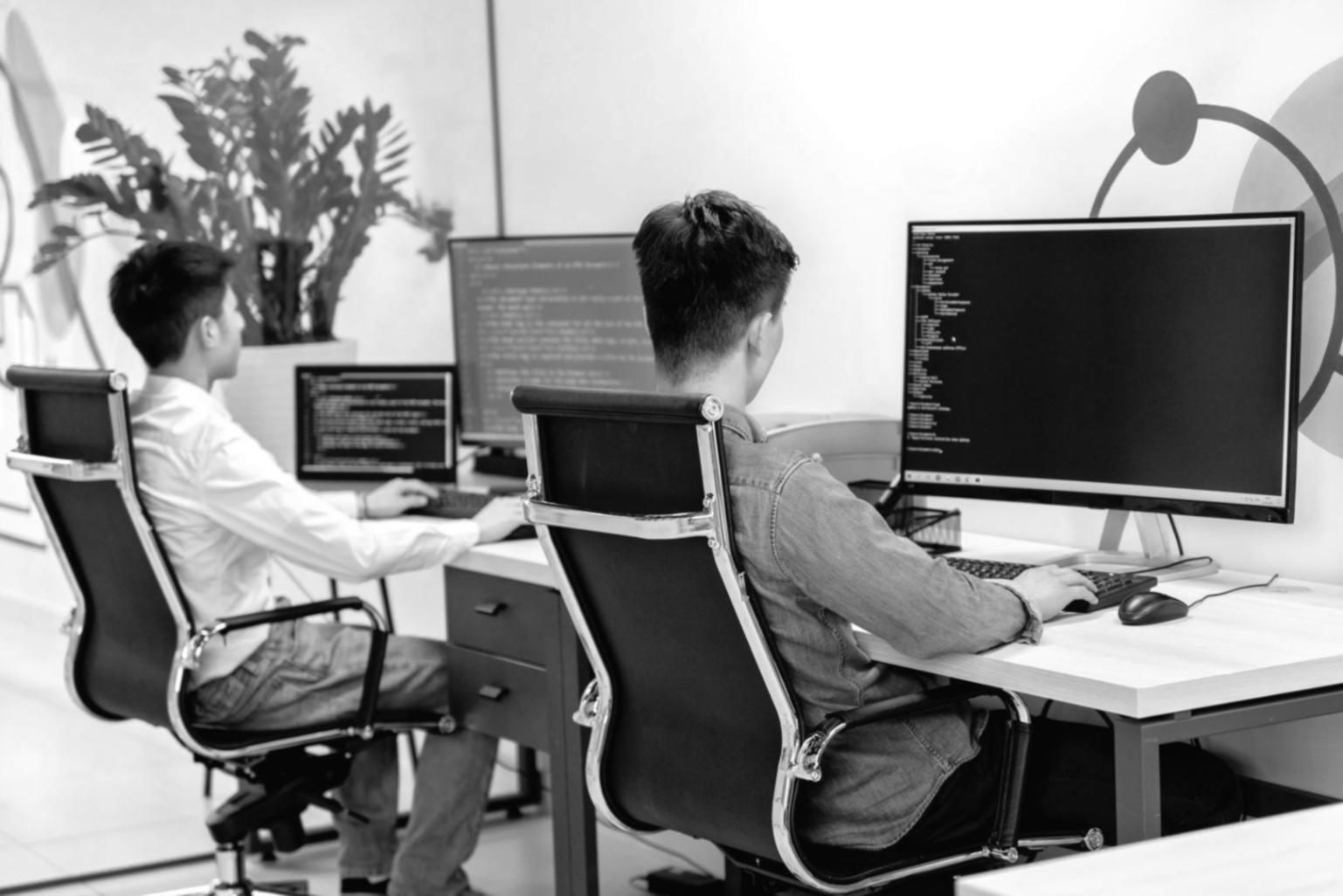 Facylitator prowadzący grupę przez konfigurację dashboardu