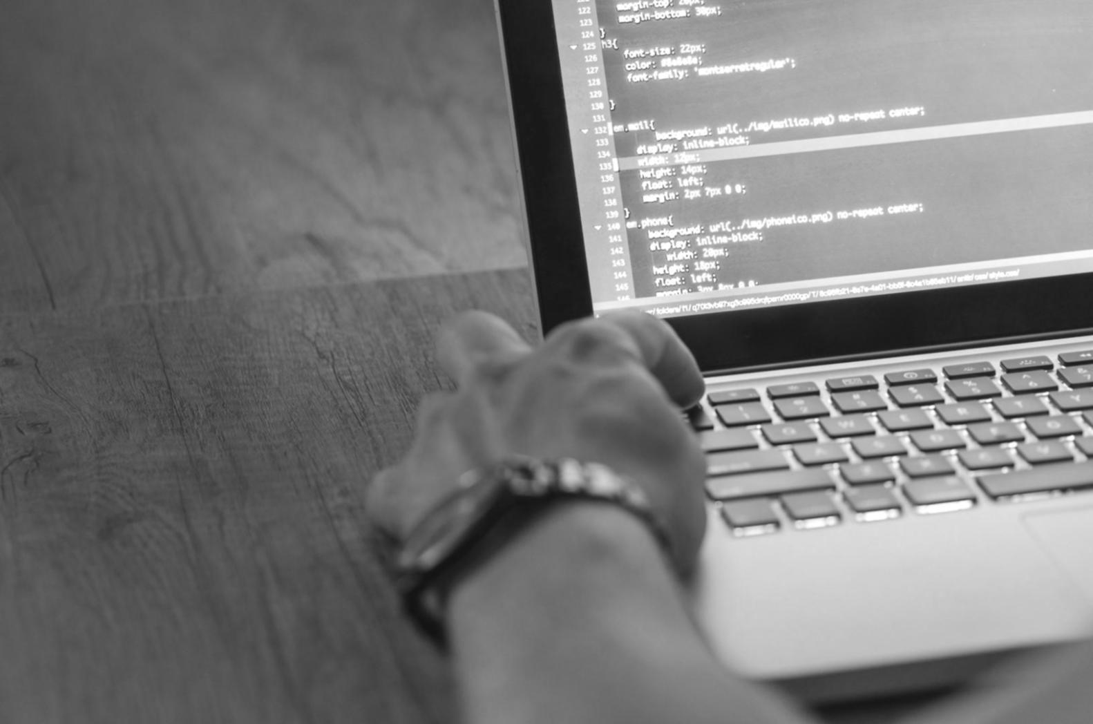 Zespół mirykiu przy pracy z finansowym dashboardem